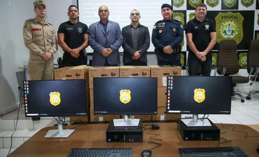 Governo do Estado entrega 200 computadores e uma van para a Polícia Civil do Acre